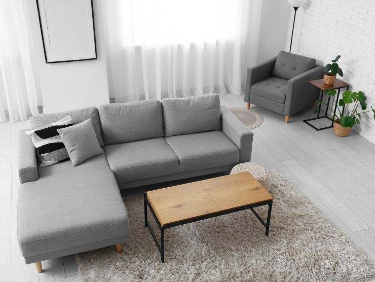 soggiorno moderno con divano al centro della stanza