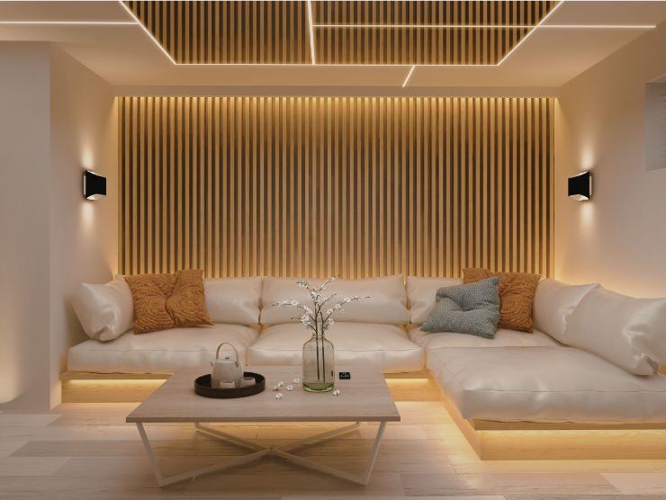 divano inserito in una nicchia con una parete a doghe