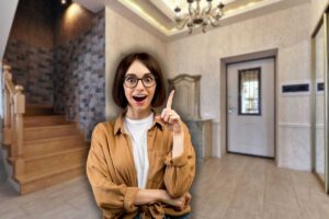 piccolo ingresso di casa e donna che ha un'idea