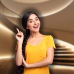 casa illuminata e donna che ha un'idea