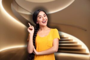 casa illuminata e donna che ha un'idea