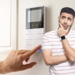 mano su termostsato in casa e uomo con idea