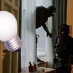 ladri che entrano da finestra e lampadina