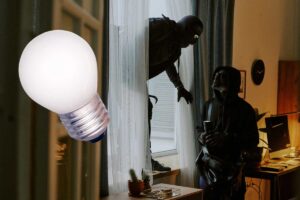 ladri che entrano da finestra e lampadina