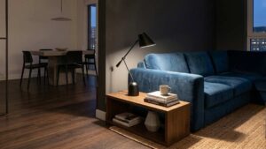 Light-Switch Makeover: come una lampada da tavolo può ridisegnare i volumi del tuo living