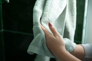 donna che si asciuga le mani