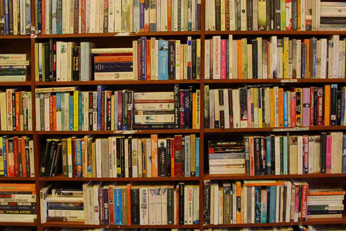 Libri impilati nella libreria