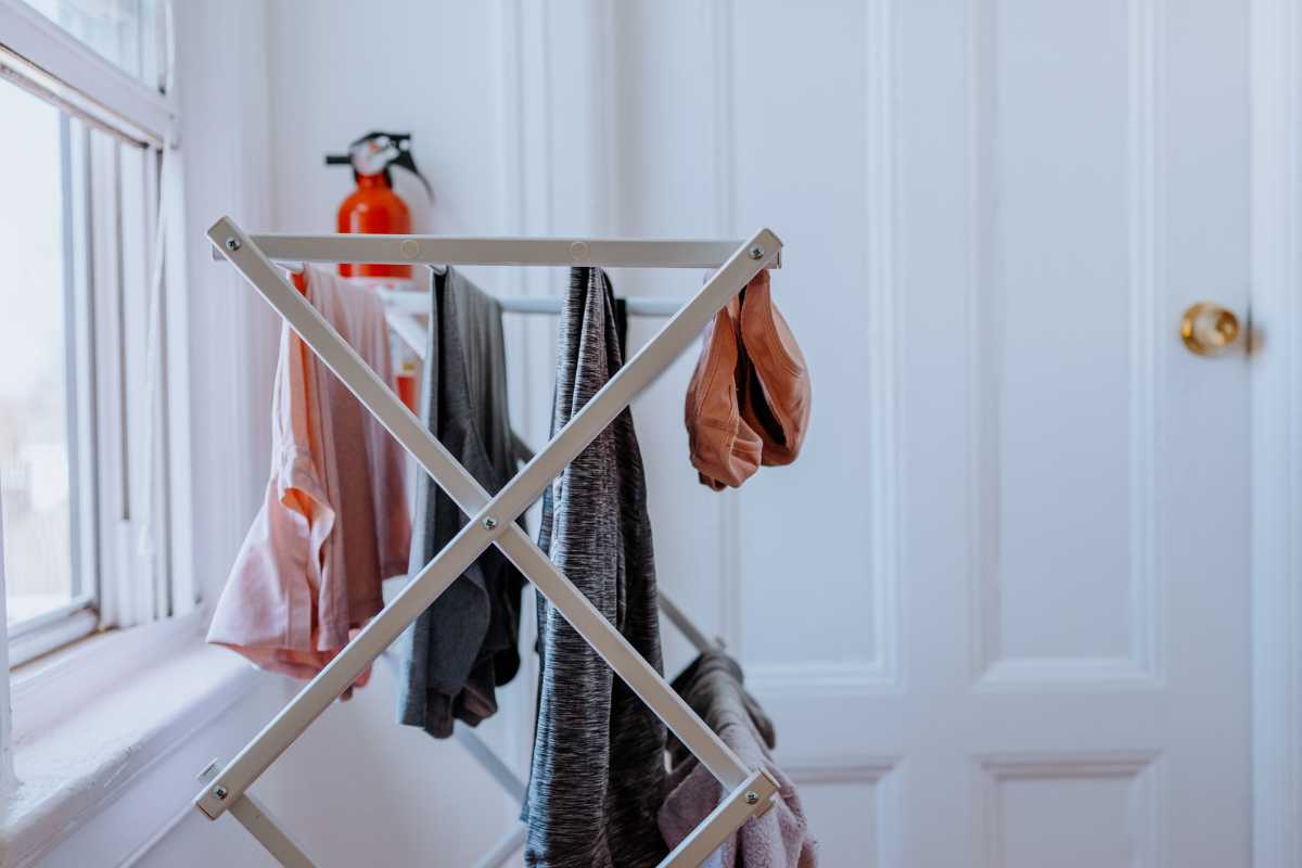 panni stesi su stendino verticale 