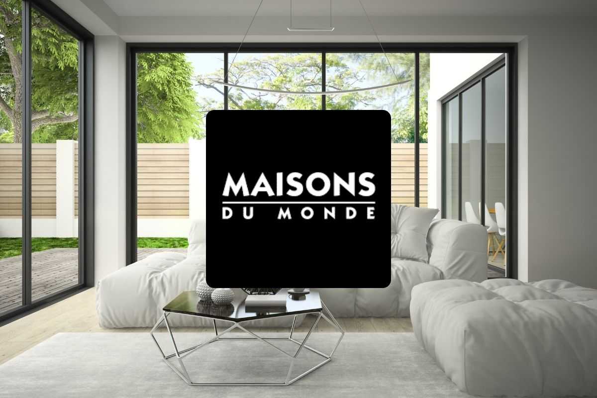 sfondo in cui si vede un ampio soggiorno moderno e in primo piano logo di maisons du monde