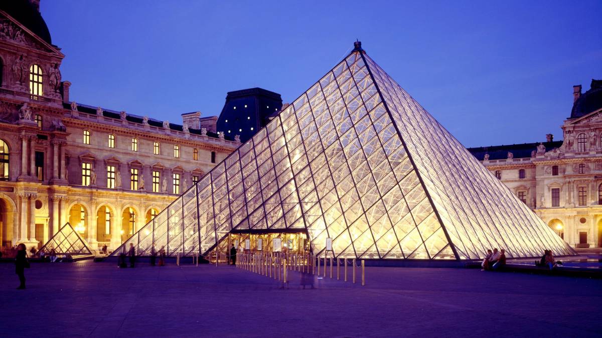 la piramide del museo del louvre di parigi di notte