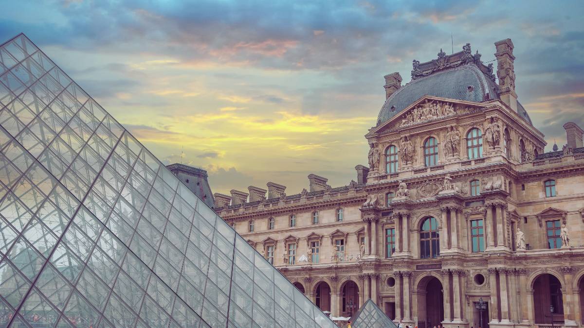 il museo del louvre di parigi e la sua piramide