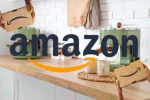 cucina con piano di lavoro e macchina di caffè elettrica e logo amazon