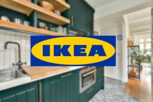 cucina moderna di colore verde e in primo piano il logo ikea