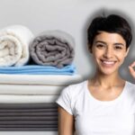 set asciugamani e lenzuola e donna che fa ok con le mani