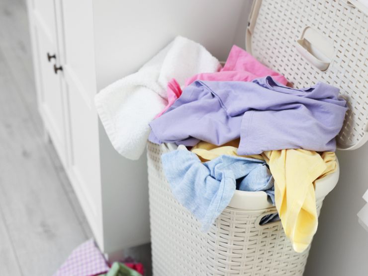 cesto della biancheria piano di panni sporchi