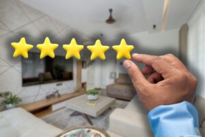 soggiorno sullo sfondo e mano di uomo che mantiene cinque stelline