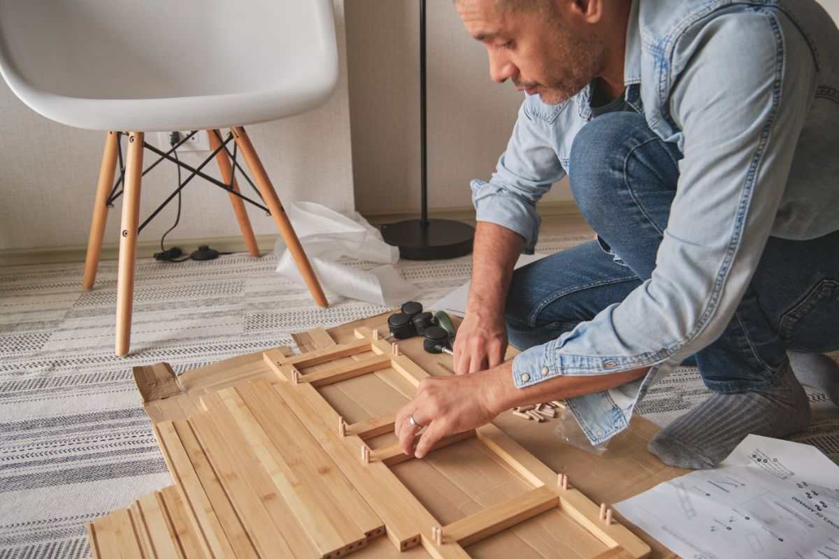 uomo che costruisce mobile in legno