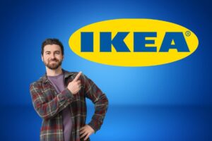 Una persona che indica l'insegna ikea