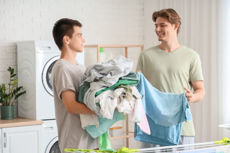 Due ragazzi che stendono il bucato