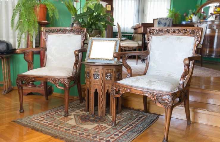 soggiorno con mobili antichi 