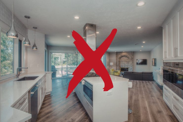 Una cucina open space ed una croce sopra