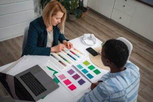 Una designer che lavora e presenta le varie opzioni di colori al cliente