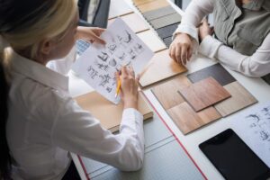 Degli esperti di designer che lavorano