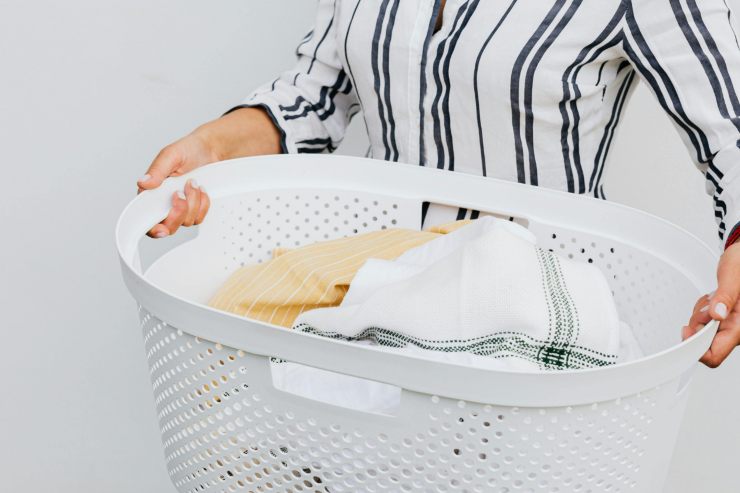 Una donna con una cesta dei panni