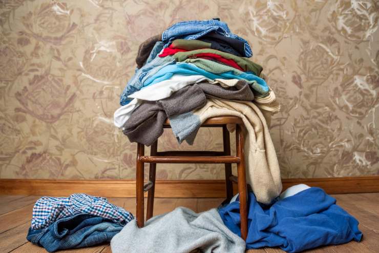 Diversi panni accumulati sulla sedia