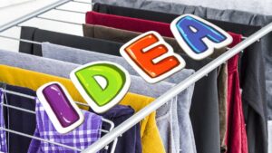 panni stesi su stendino e scritta idea colorata al centro