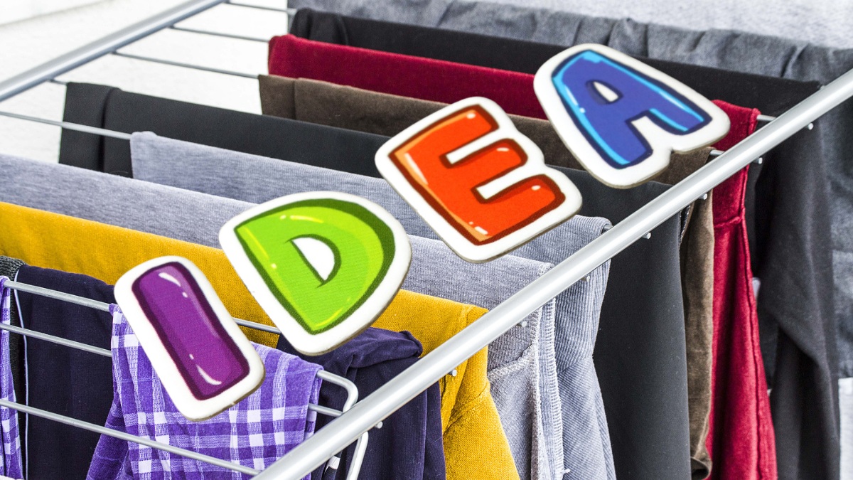 panni stesi su stendino e scritta idea colorata al centro