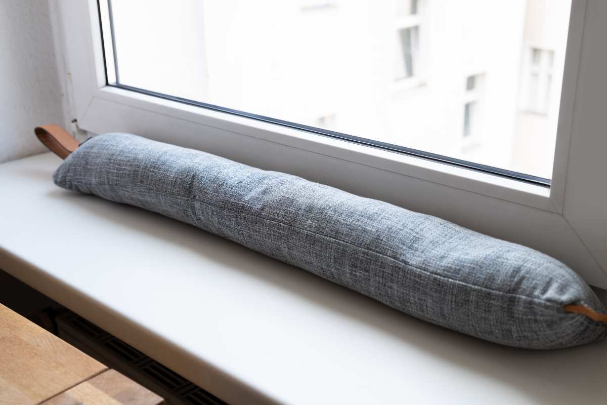 paraspifferi grigio davanti ad una finestra 