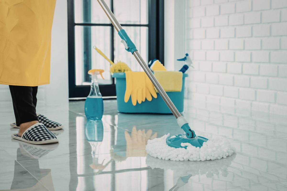 una persona che lava per terra