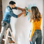 coppia che sceglie colori per casa