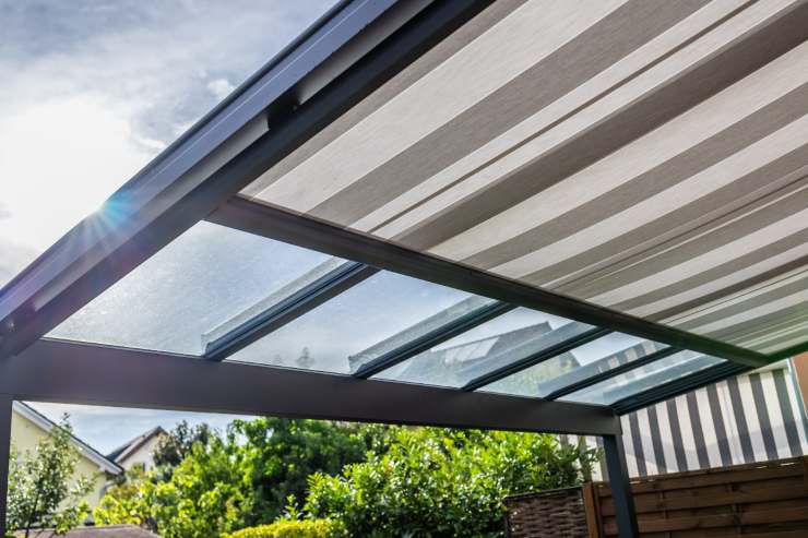 Una foto di una pergola con telo in un bel giardino