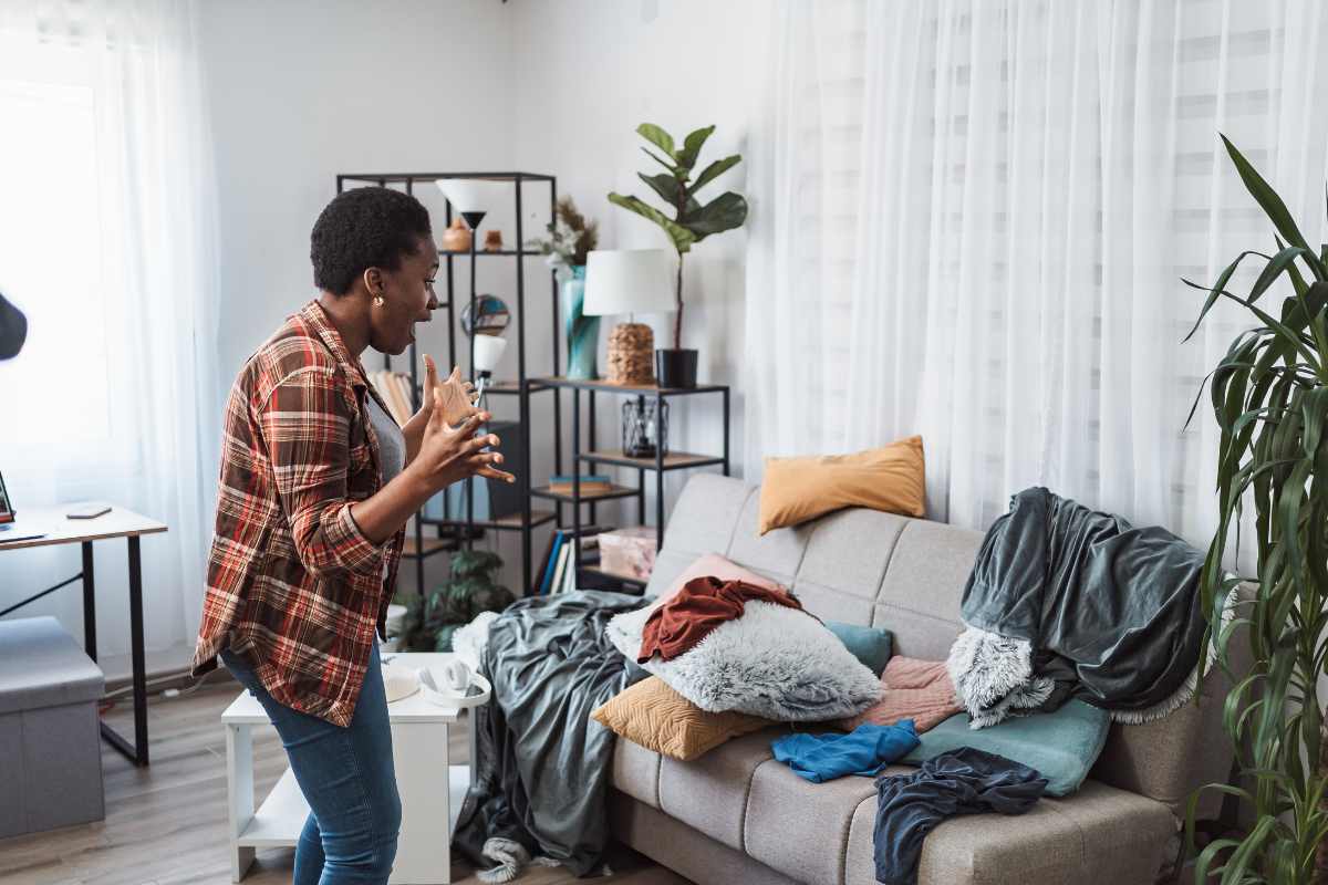 Un salotto nel caos ed una donna che vede il salotto ed urla