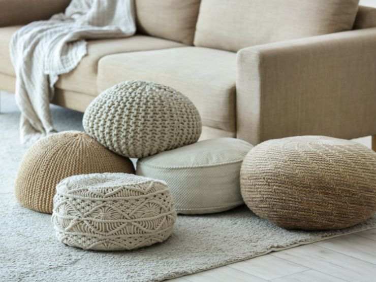 diversi pouf sistemati accanto al divano