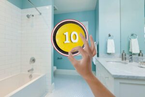 bagno azzurro con mano che fa ok e numero 10