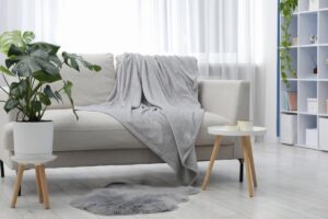 Un divano in un salone