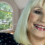 finestra di una casa e primo piano di raffaella carra che sorride