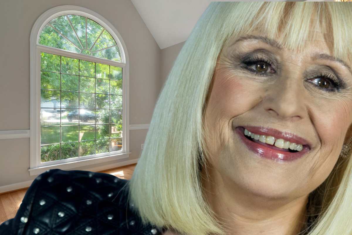 finestra di una casa e primo piano di raffaella carra che sorride