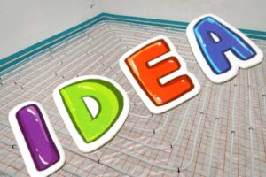 tubi sul pavimento e scritta idea colorata