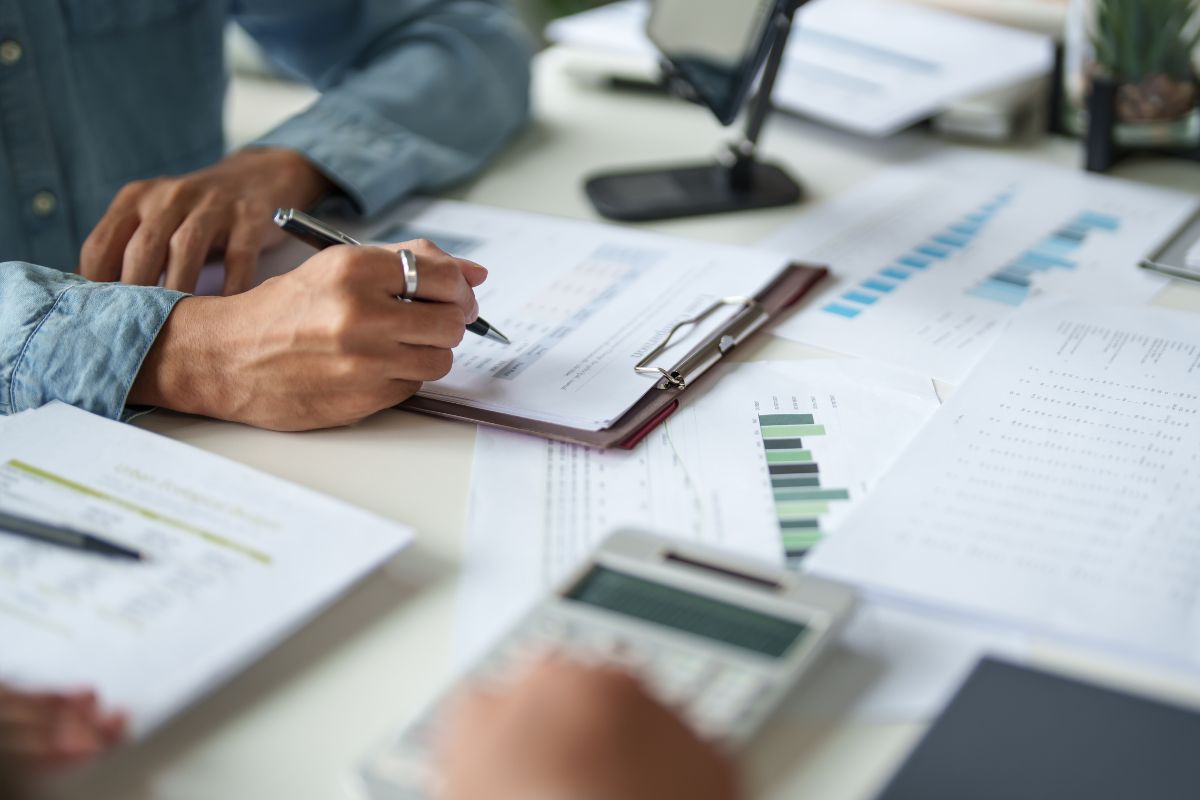 Una persona che consulta e analizza documenti fiscali