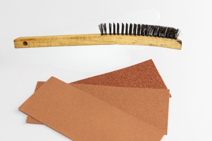 Una spazzola di ferro e carta vetrata