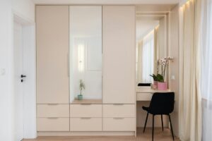 armadio con anta in vetro e piccola postazione trucco