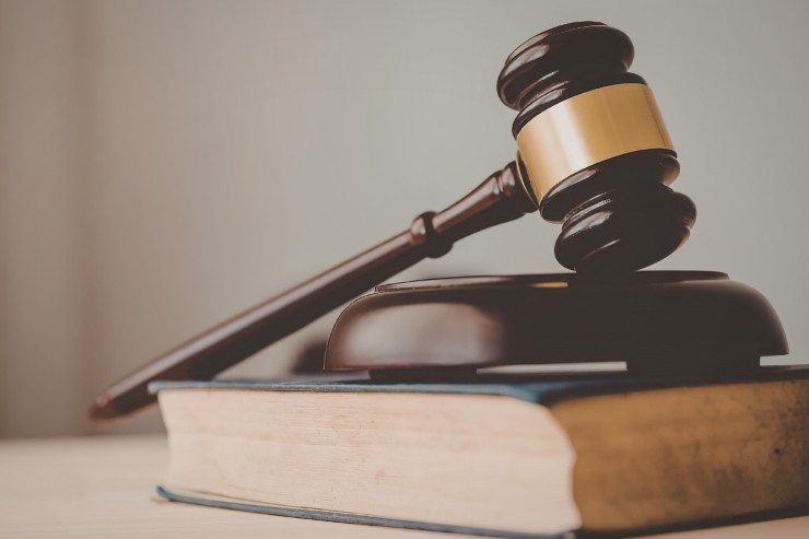 Un libro di legge con sopra un martello da giudice