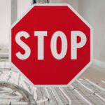 riscaldamento a pavimento con segnale stop grande al centro