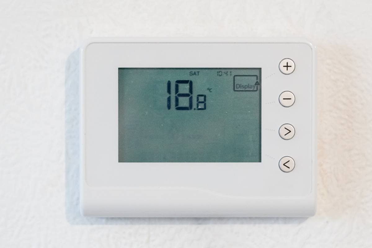 termostato che indica 18 gradi 