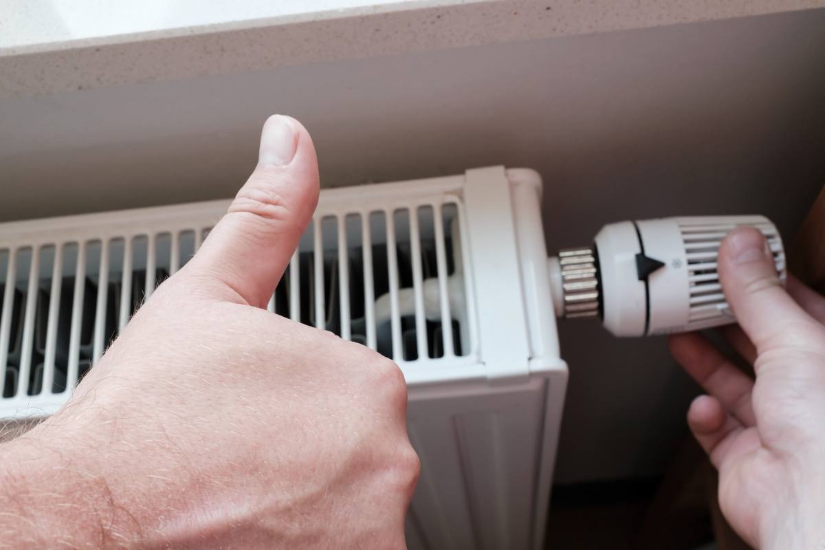 mano su valvola termosifone e mano che fa ok 