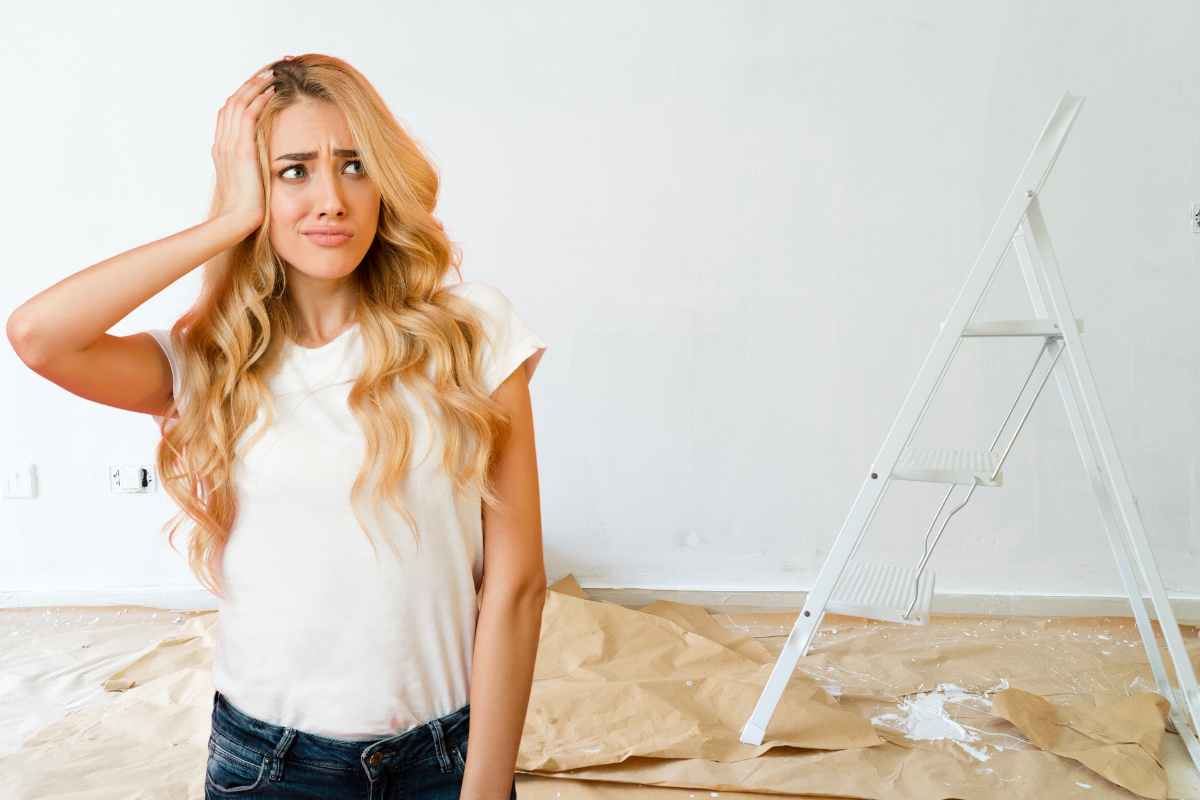 scala con casa vuota e donna con dubbio